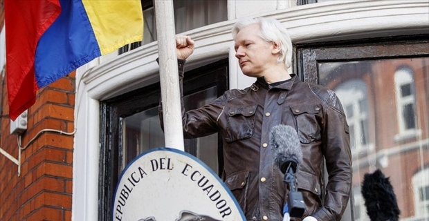 Ekvador, Assange'a vatandaşlık verdi
