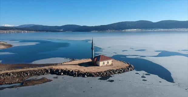 Gölün ortasındaki cami ibadete açıldı