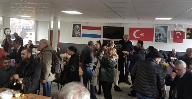 Hollanda'da saldırıya uğrayan camiye dayanışma ziyareti