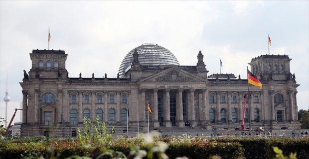 Almanya'da aşırı sağcı AfD partisi genel burka yasağı istedi