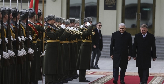 Başbakan Yıldırım Belarus'ta resmi törenle karşılandı