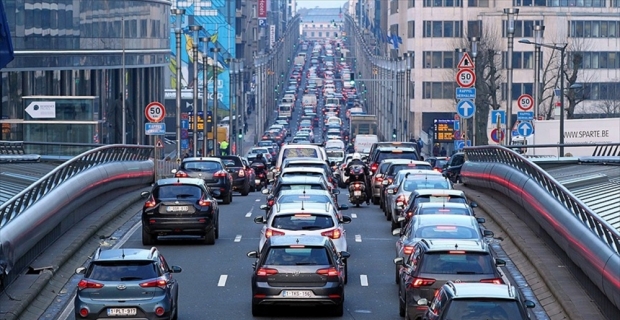 Brüksel'de toplu taşıma grevi trafiği kilitledi