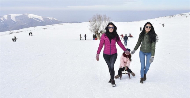 Hazar Gölü kıyısındaki kayak merkezine ilgi artıyor