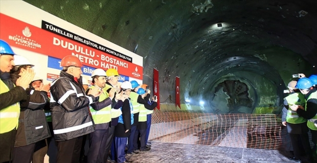 İkinci sürücüsüz metronun tünelleri birleşti