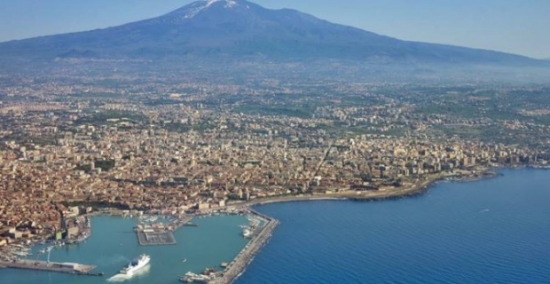 Etna Yanardağı denize doğru kayıyor