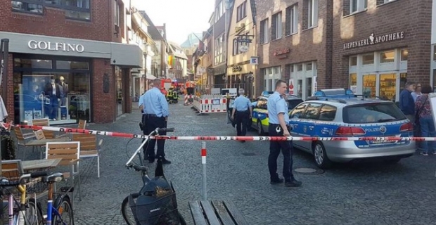 Almanya'da araç yayaların arasına daldı: 4 ölü