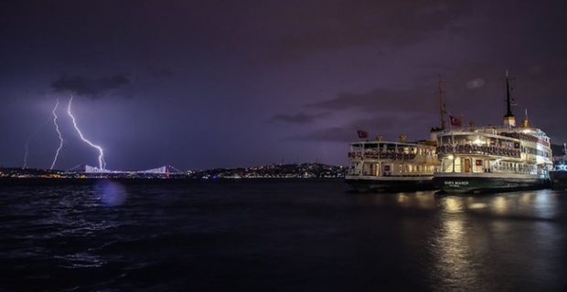 İstanbul'da geceyi şimşekler aydınlattı, yeni uyarı var!