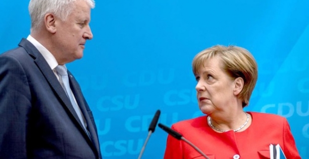 Mülteci politikası, Almanya'da istifa getirdi