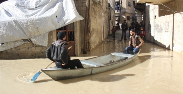 Asi Nehri taşınca sandalla ulaşım başladı