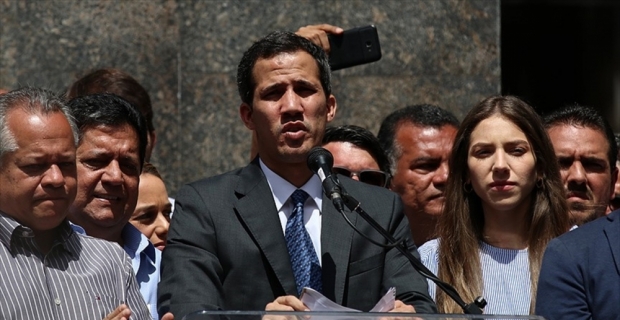 Guaido, Maduro'yu devirebilmek için askerlerle görüşüyor