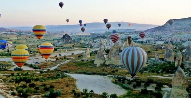 Kapadokya'da yarım milyon kişi balonla uçtu