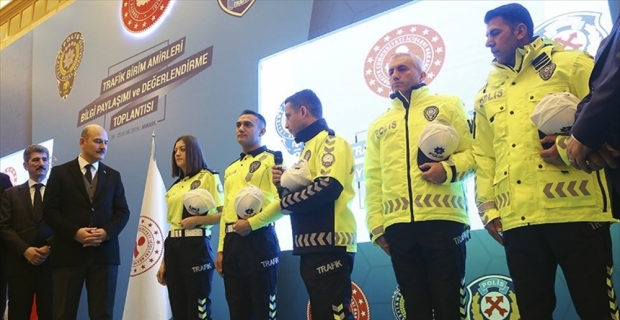 Trafik polislerinin kıyafetleri yeniden tasarlandı