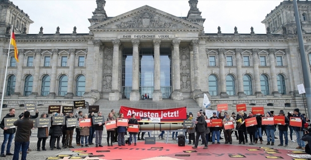 Alman hükümetinin silah ihracat politikası protesto edildi