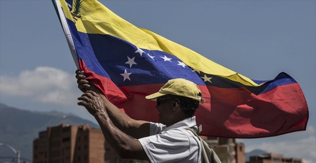 Venezuela'da talepler farklı hedef aynı