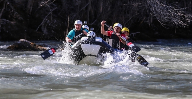 Bakan Varank'tan Munzur'da 'nevruz' raftingi