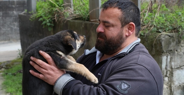 Köpeği suni solunumla hayata döndürmenin mutluluğunu yaşıyor