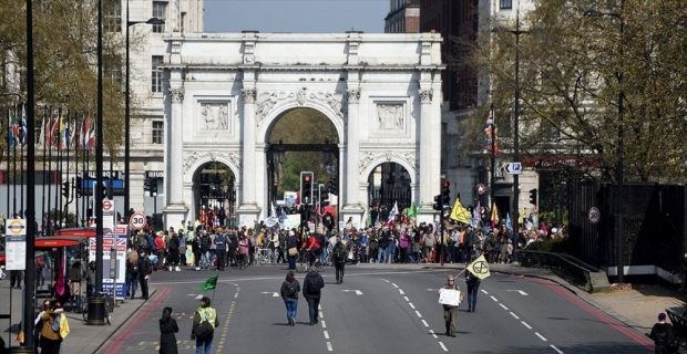 Londra'da çevreciler yolları kesti