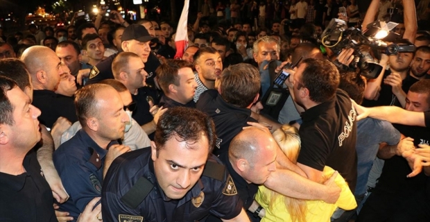 Gürcistan'da protestocular ve polis arasında arbede