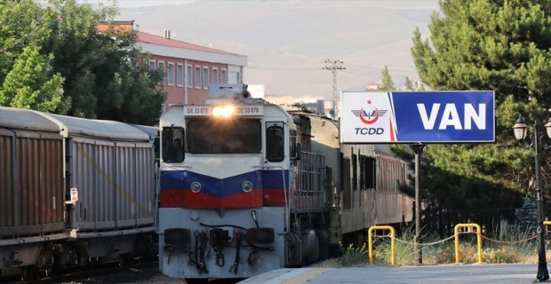 Tahran-Van treninin ilk yolcuları Van'a ulaştı