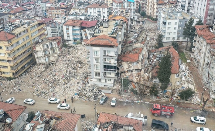 Antakya ve Defne'de depremde yıkılan 54 binanın enkazı kaldırılmaya başlandı