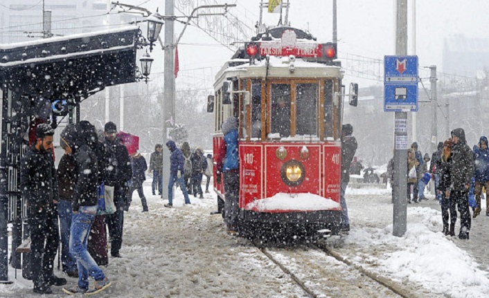 İstanbul'da kar yağışı başladı: Meteoroloji sarı kodlu uyarı yaptı
