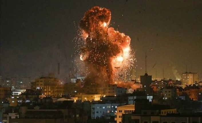 İsrail saldırıların 22'nci gününde Gazze yoğun bombardıman altında