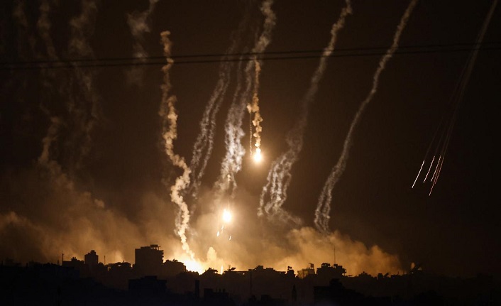 İsrail savaş uçakları ve topçuları Gazze Şeridi'nin orta ve kuzey kesimlerini bombaladı