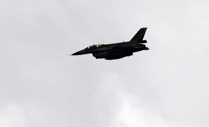 İşgalci İsrail, Suriye ordusuna ait 20 bilgi teknolojileri tesisine hava saldırısı düzenledi