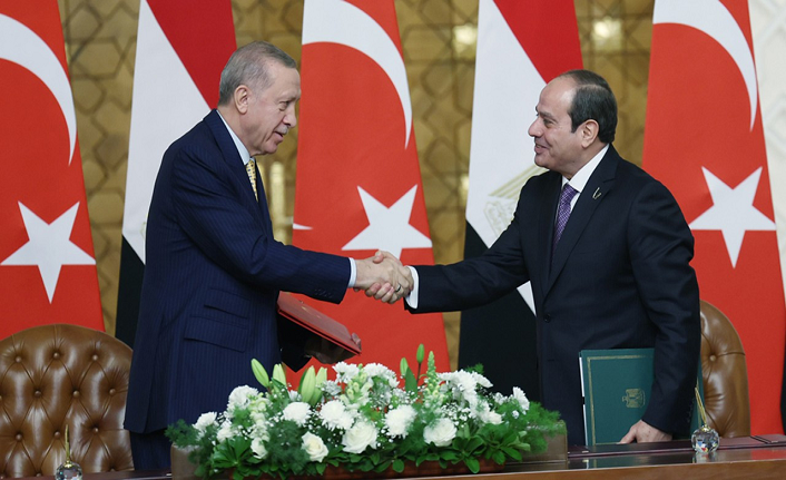 Kahire'de kritik zirve! Cumhurbaşkanı Erdoğan Sisi ile bir araya geldi