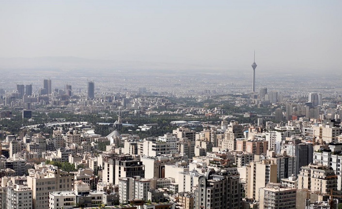 Tahran'da "tüketim sınırını aştıkları" gerekçesiyle yüzlerce bankanın elektriği kesildi