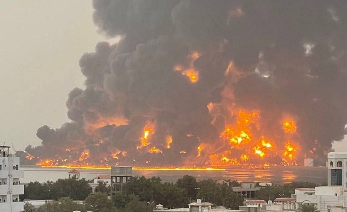 Katil İsrail’in Yemen’de hayati önem taşıyan tesisleri hedef aldı: Sana karanlığa gömüldü