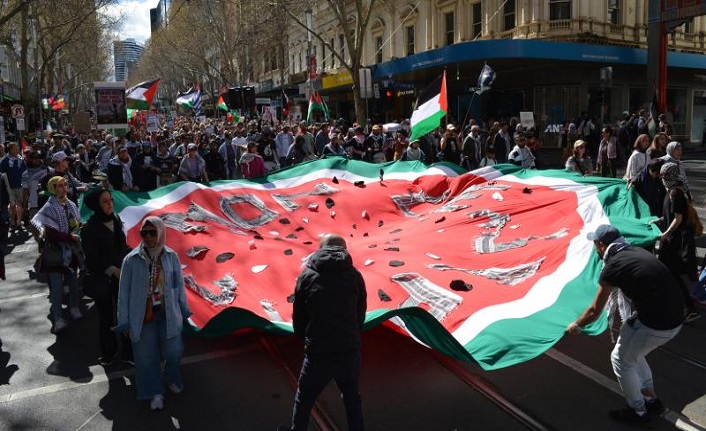 Avustralyalılar, katil İsrail'in Gazze'ye saldırılarını 100 haftadır protesto ediyor