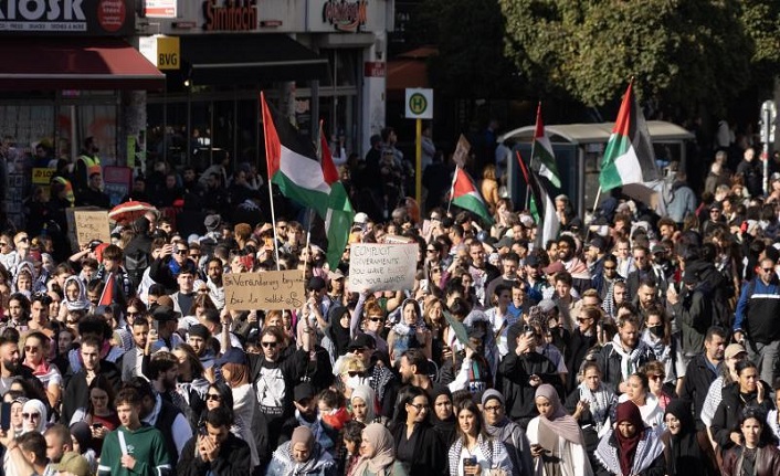 Berlin'de düzenlenen Filistin'e destek yürüyüşüne 100 bini aşkın kişi katıldı