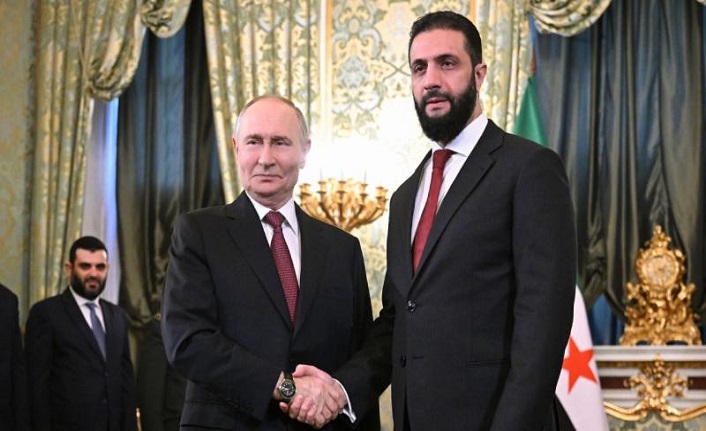 Suriye Cumhurbaşkanı Şara Moskova'da Putin ile bir araya geldi