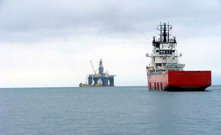Venezuela, ABD savaş gemisinin Trinidad’a demirlemesinin ardından enerji anlaşmalarını askıya aldı