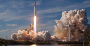 Dünyanın en güçlü roketi Falcon Heavy uzaya fırlatıldı