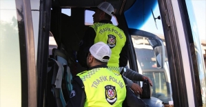 Otobüs şoförlerinin kural ihlalleri 'yolcu' polislere takıldı