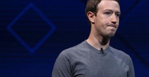Facebook'un kurucusu, gazete ilanıyla özür diledi