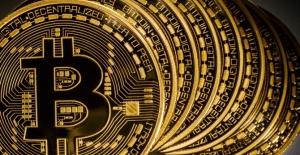 Bitcoin üç ayda yarı yarıya düştü