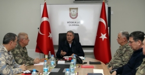 Bakan Akar ve komutanlar Suriye sınırında