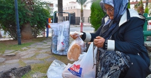 Sahipsiz hayvanları 30 yıldır besliyor