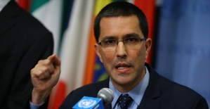 Venezuela Dışişleri Bakanı Arreaza: ABD Venezuela'daki darbe girişiminin arkasında değil önünde