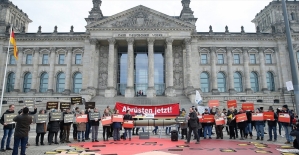 Alman hükümetinin silah ihracat politikası protesto edildi