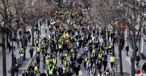 Fransa'da sarı yeleklilerin gösterilerinde güvenlik güçlerine ateş açma izni