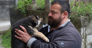 Köpeği suni solunumla hayata döndürmenin mutluluğunu yaşıyor