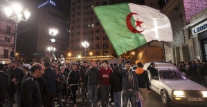 Cezayir'de parlamento Buteflika'nın istifası için toplanacak