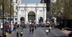 Londra'da çevreciler yolları kesti