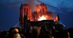 Paris'te Notre Dame Katedrali'nde yangın