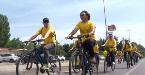 Gönüllü bisikletçiler arıların izinde pedal çevirdi