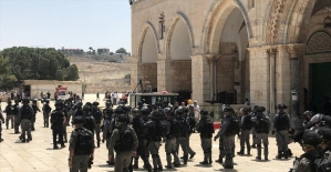 İsrail polisi Mescid-i Aksa'da cemaate müdahale etti